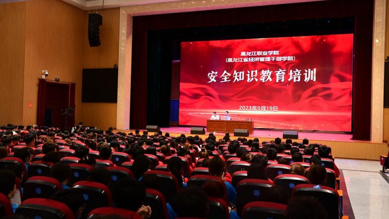 为了延长职业培训资格证书的有效期，持证人可以通过以下途径：